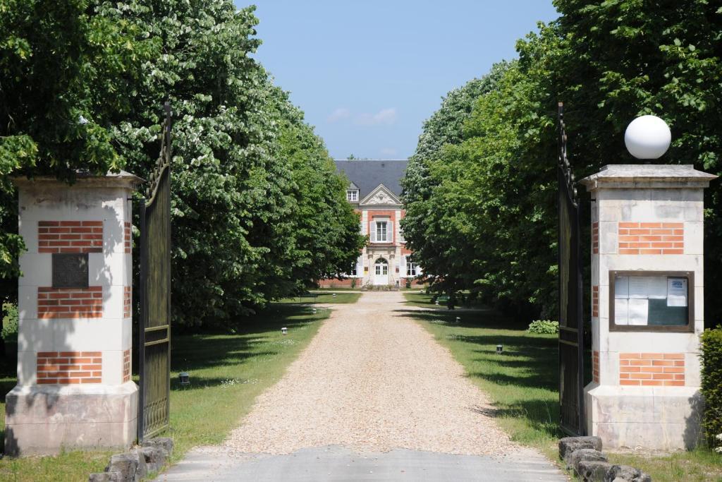 Отель Logis Domaine De Valaudran Сальбри Экстерьер фото